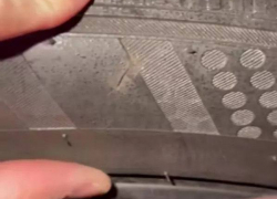 В центре Ростова неизвестный проколол колеса более 10 авто