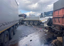 Восемь машин столкнулись на трассе в Ростовской области