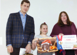 Пять тысяч рублей получила за новогоднюю собачку маленькая художница в Ростове