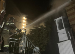 В Ростове более 100 человек тушат пожар в жилом доме на улице Островского