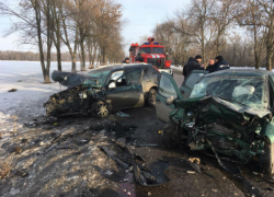 Молодая женщина погибла, а ее ребенок пострадал в страшной аварии в Ростовской области