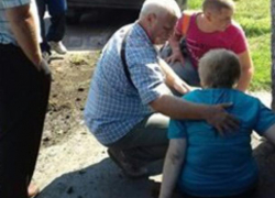 Трусливый водитель сбил женщину, снес столб и сбежал в Ростовской области