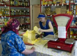 Мужчина распотрошил кассу бакалейной лавки на глазах у оторопевших продавцов в Ростовской области