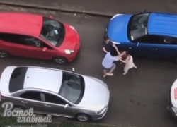 Две ростовчанки подрались после того как не смогли уступить друг другу дорогу