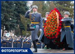 Красные гвоздики к мемориалу «Павшим воинам»: в Ростове отпраздновали День защитника Отечества