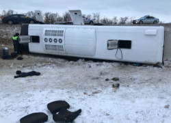 Трое взрослых и 4-летний ребенок погибли в перевернувшемся рейсовом автобусе на трассе под Ростовом