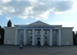 В Шахтах ночью загорелся драматический театр
