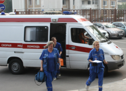Подвыпившая компания учила врачей скорой правильно спасать их утонувшего друга в Ростовской области