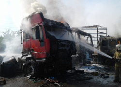 В Ростовской области на стоянке загорелось пять грузовиков