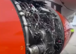 У самолета ростовской компании «Азимут» во время полета оторвалась часть капота двигателя