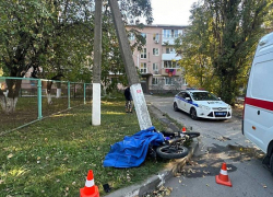 В Новочеркасске подросток врезался в столб на скутере и погиб