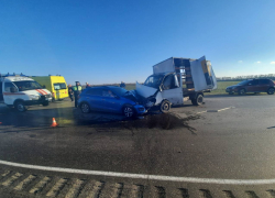 Женщина пострадала в лобовом столкновении иномарки с «Газелью» под Ростовом