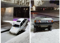 Водитель «Лады» свалился в чашу мемориала «Освободителям Ростова»