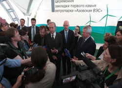 Губернатор Голубев спрятался от вопроса журналиста об аресте своего зама за спинами охранников