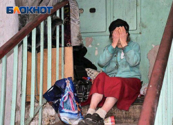 «Она не одуванчик»: в Ростове старушка с синдромом Плюшкина завалила многоэтажный дом мусором и спит в подъезде