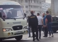 Драка маршрутчика и пассажира закончилась после удара битой
