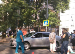 Лежащая на проезжей части женщина шокировала автомобилистов и прохожих в Ростове