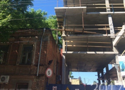 Угрожающие раздавить своих жителей дома решили снести в Ростовской области