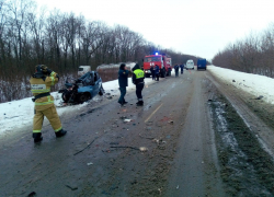 В Ростовской области произошло смертельное ДТП с легковушкой и молоковозом
