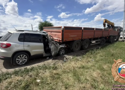 В полдень пожилой водитель иномарки влетел в КамАЗ и погиб в ДТП на донской трассе