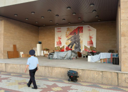 Кормил булочками и просил номера телефонов: на Дону задержали проникшего в парк и пристававшего к детям мужчину