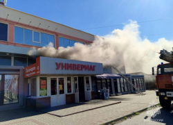В Новошахтинске горит торговый центр на Ленина