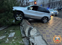 Пьяный водитель на BMW врезался в бетонный блок возле правительства Ростовской области