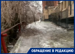 «Кто так строит и кто на это дает разрешение?»: ростовчанка пожаловалась на заледеневшие дороги в Берберовке