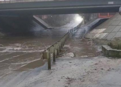 В Батайске два дня остается затопленной дорога  после аварии на водопроводе  