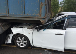 В Ростовской области 37-летняя женщина погибла в ДТП с зерновозом