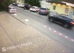 Появилось видео как черный «Лексус» в Ростове повредил несколько припаркованных машин