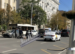 Легковушка сбила мужчину у здания областной администрации в центре Ростова