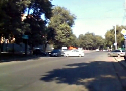 Невероятно нелепая авария попала на видео на опасном перекрестке в Ростове