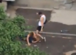 Жестокое избиение полуголого парня агрессивным прохожим попало на видео