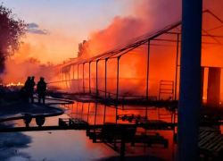 В Ростове-на-Дону крупный пожар уничтожил склад с поддонами 1 августа