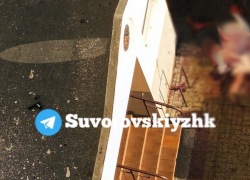 В Ростове на Суворовском мужчина изрезал жену ножом и выпал с 15 этажа