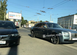 В Ростове на проспекте Стачки столкнулись Mazda и Rolls-Royce
