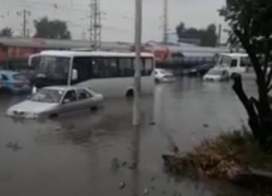 Плывущие на затопленный вокзал авто и мусорные жбаны попали на видео в Новочеркасске