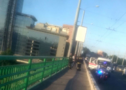 Полицейские спасли ростовчанина, сидевшего на перилах моста