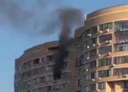 Припаркованные машины рядом с горящим домом в Ростове стали огромной помехой для пожарных