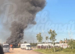 Две фуры загорелись на трассе в Ростовской области