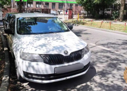 В Ростове шестилетняя девочка переходила дорогу в неположенном месте и попала под колеса