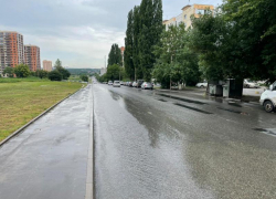 В Ростове-на-Дону улицу Орбитальную затопило из-за прорыва трубы