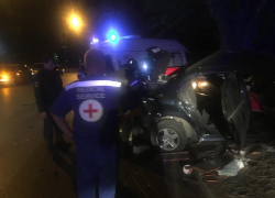 В Ростове мужчина на BMW врезался в дерево и погиб