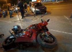 Мотоциклист проломил себе череп, влетев на скорости в иномарку в Ростове