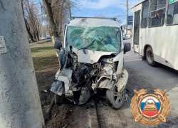 Врезался в столб: в ДТП на Шолохова в Ростове пострадал водитель японской иномарки