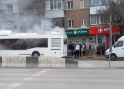 В Ростове во время движения задымился автобус. Видео