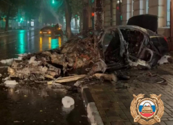 В Ростове ночью загорелся Mercedes после столкновения с опорой ЛЭП