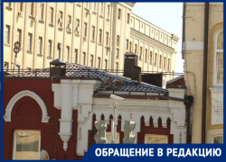 «А если кирпич упадет на голову?»: ростовчанка пожаловалась на опасный мусор на крыше дома в центре города