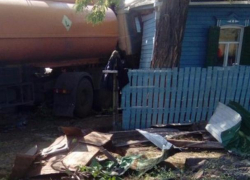 Огромный бензовоз «зашел в гости» в частный дом под Ростовом